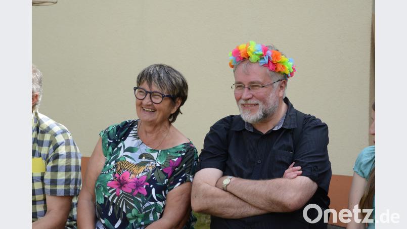Stadtpfarrer Edmund Prechtl beobachtet begeistert die Darbietungen. Beyerlein