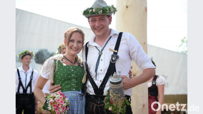 Bei der Vitus Kirwa in Ursensollen tanzten heuer elf Paare um den Baum. Als neues Oberkirwapaar wurden Michael Scheffmann und Rebecca Wittmann auserwählt. brü
