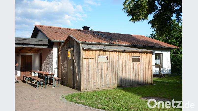 Der angebaute Schuppen ist zu klein für die Bedürfnisse der Feuerwehr Nairitz. Dem Wunsch nach einen neuen Anbau steht der Bauausschuss aufgeschlossen gegenüber. ak