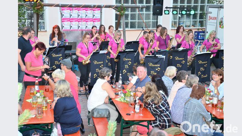 Die Waidhauser &quot;Damen-Big-Band&quot; feierte ihr 15jähriges Bestehen mit einem fröhlichen Sommernachtsfest. fjo