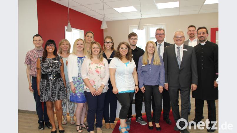 Vikar Stefan Fischer segnete die neuen Geschäftsräume von Klaus und Gabriele Honisch Honisch (v.r.) im Beisein von Bürgermeister Michael Göth (Hinten Zweiter v.r.) und dem gesamten Hörakustik-Team. ads