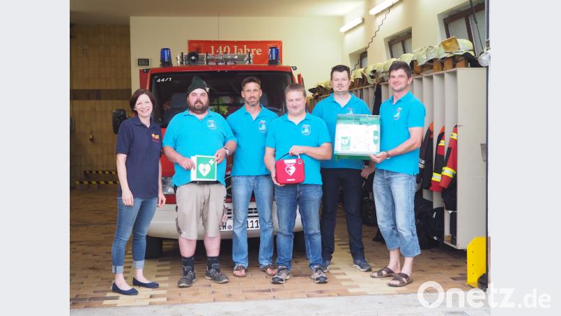 Einen Defibrillator im Wert von rund 2000 Euro übergaben Steffi (links) und Andreas Krämer (nicht im Bild) vom ASB Jura an (von rechts) Stefan Lindner, Christian Seemann, Thomas Diertl, Jürgen Adelhardt und Michael Preuschl. Mit der Anschaffung trägt die Sassenreurher Feuerwehr einen wesentlichen Teil zur Erstversorgung im medizinischen Notfall bei. (wmi) wmi