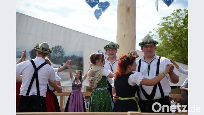Bei der Vitus Kirwa in Ursensollen tanzten heuer elf Paare um den Baum. Als neues Oberkirwapaar wurden Michael Scheffmann und Rebecca Wittmann auserwählt. brü