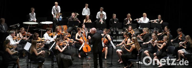 Das Orchester des Max-Reger-Gymnasium spielt unter der Leitung von Ulrike Straub, Aleksander Huber und Wolfgang Herrneder (Bild). wsb