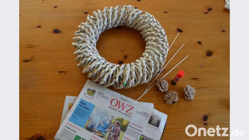 Gar nicht so schwer: Aus zwei Ausgaben der OWZ entsteht mit Hilfe von Schaschlikstäbchen und Klebstoff ein schöner Kranz, der dann nach Lust und Laune weiter dekoriert werden kann. Mia Süß