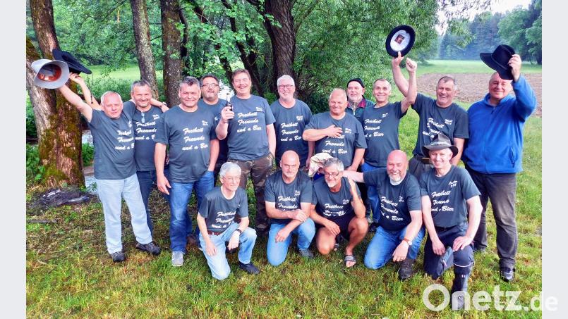 Roland Vogel, Karlheinz Giestl, Horst Mißler, Gerald Kastl, Jürgen Wolfohr, Gerald Frischolz, Stefan Schleser, Richard Lehmann, Winfried Böhm, Michael Fischer, Stefan Fütterer (stehend von links), Wolfgang Skop, Franz Liebl, Ralph Schwarzer, Markus Fischer und Walter Hess (knieend von links) kennen sich seit der Schulzeit. Den Kontakt lassen sie nicht abreißen. hai