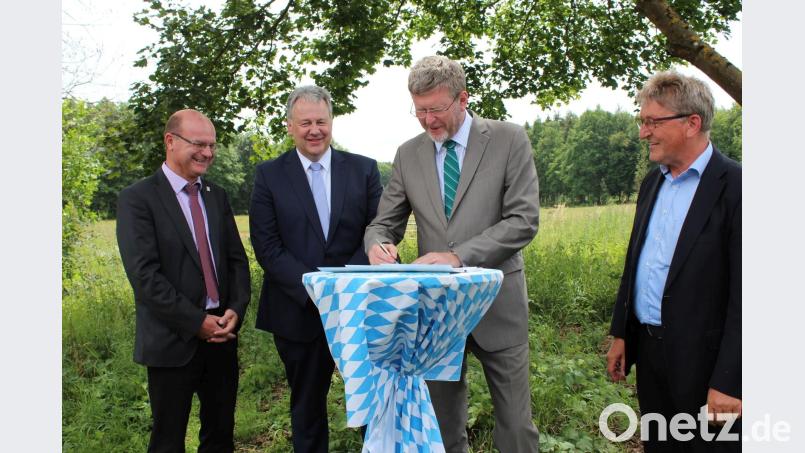 Mit den Heckrindern im Rücken unterschreiben (von links) der aus Sulzbach-Rosenberg stammende LBV-Vorsitzende Norbert Schäffer, Landrat Richard Reisinger, Umweltminister Marcel Huber und Georg Schlapp, Geschäftsführer des Naturschutzfonds, die Vereinbarung über die Betreuung der früheren MH-Grundstücke. (cs)
