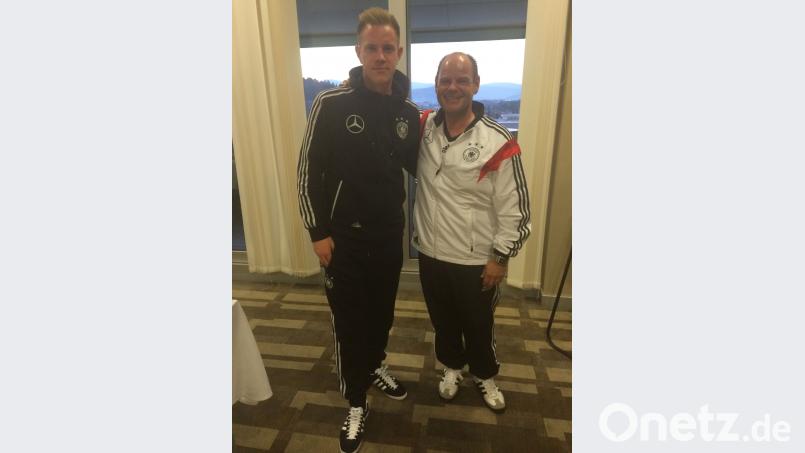 Jürgen Faltenbacher mit dem Keeper des FC Barcelona, Marc-André ter Stegen, der deutschen Nummer zwei im Tor. privat