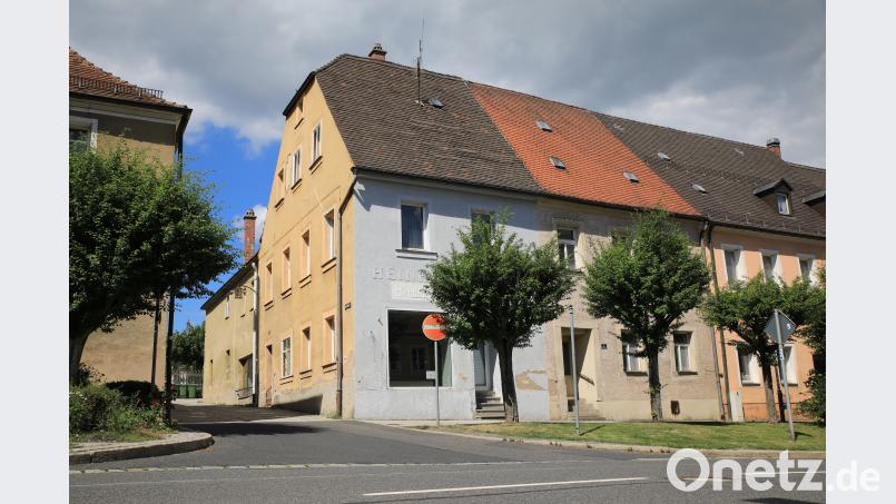 Nach Sanierung und Umbau der zwei Gebäude sowie dem Abbruch des rückwärtigen Teils in der Asylstraße (links im Bild) soll hier teine Tagespflegeeinrichtung geschaffen werden. Träger soll der BRK-Kreisverband sein. njn