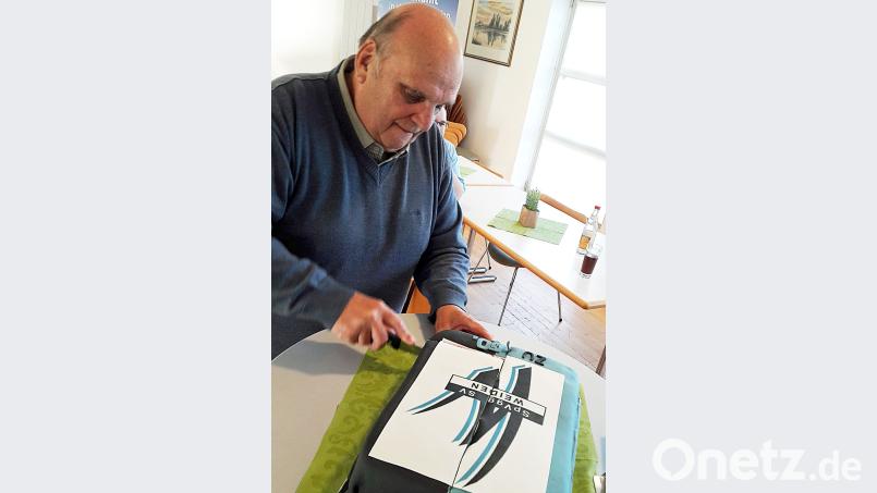 Lecker, lecker: Zu seinem 70. Geburtstag durfte Willi Hagn eine schwarz-blaue SpVgg-SV-Torte anschneiden. Stephan Landgraf