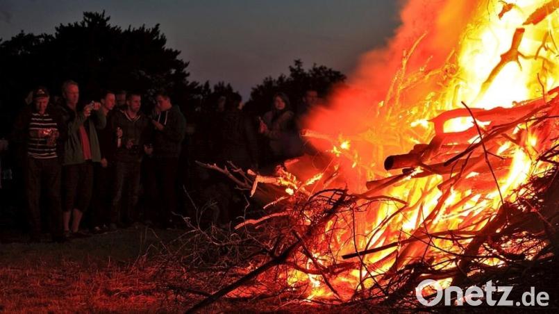 Die rituellen Feuer zur Sommersonnenwende wurden zur Kirchentradition. exb