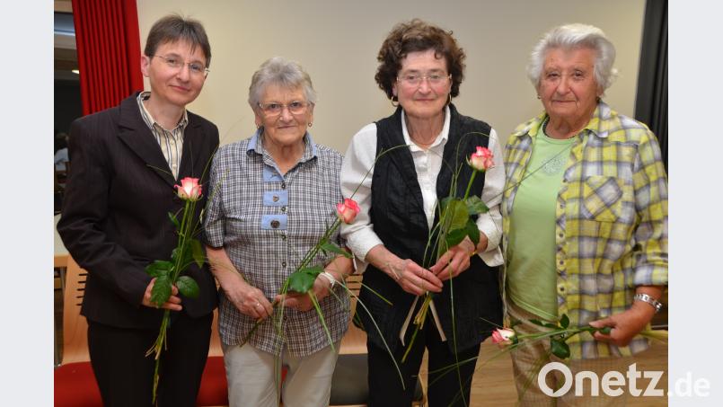 Michaela Wolfinger, Anneliese Eger, Irmgard Mittelmeier und Margaretha Schieder (von links) wurden für ihre langjährige Zugehörigkeit zum Frauenbund gewürdigt. dob