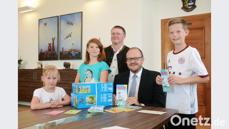 Landrat Andreas Meier und Jugendpfleger Jürgen Orlik ((Zweiter und Dritter von rechts) übergeben die Preise an Sophia Rauch, Lena Bücherl und Timo Kurzka (von links). Gabi Schönberger