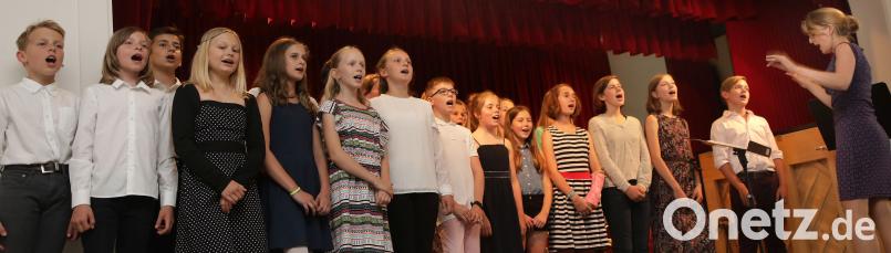 Ulrike Straub (rechts) leitet nicht nur das Orchester der Schule, sondern auch den Unterstufenchor der jüngeren Jahrgänge. wsb