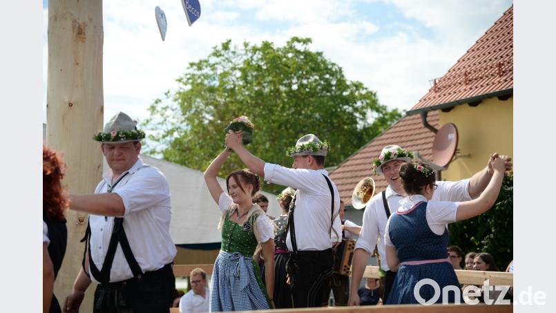 Bei der Vitus Kirwa in Ursensollen tanzten heuer elf Paare um den Baum. Als neues Oberkirwapaar wurden Michael Scheffmann und Rebecca Wittmann auserwählt. brü