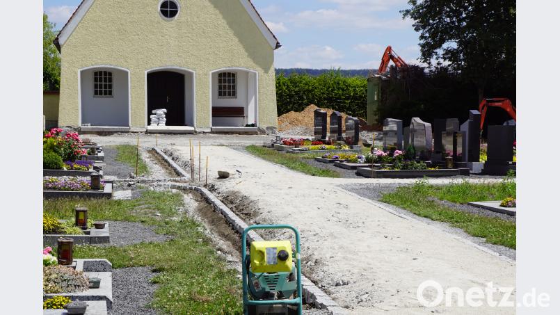 Der Höhenunterschied zwischen dem Gehweg und der Gräberreihe wird durch die Tieferlegung des Einzeilers ausgeglichen. bkr