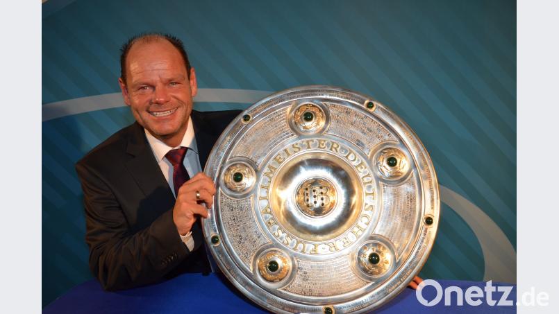 Jürgen Faltenbacher mit der Meisterschale, die der FC Bayern München jetzt sechs Mal in Folge gewinnen konnte. privat