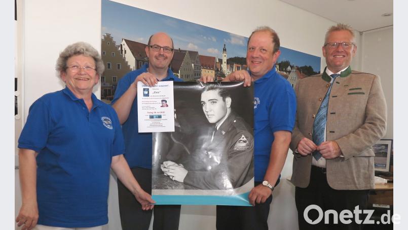 Monika Schenk, Josef Koch, Michael Koch und OB Andreas Feller (von links) werben für den Elvis-Abend des Sängerbundes am 6. Juli im Vereinsheim der Eichhornschützen Kronstetten. Hirsch