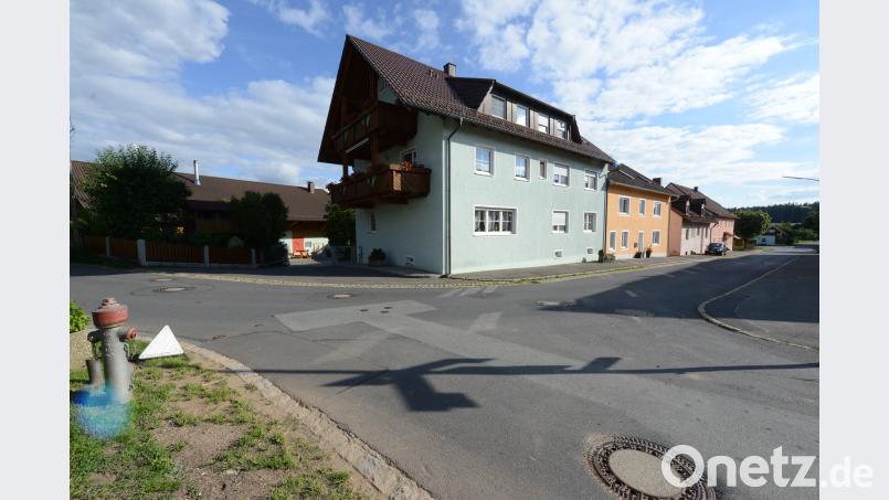 Die Ortsdurchfahrt im Ortsteil Schwand soll nach Vorschlag der CSU-Marktratsfraktion und dem einstimmigen Beschluss des Marktgemeinderates saniert werden. Beyerlein, Walter [BEY]