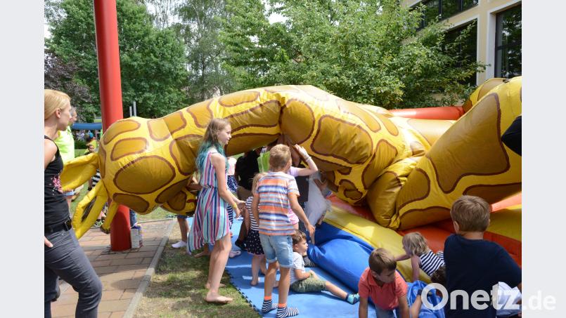 Noch können die Kinder den Hals der Giraffe umarmen, bevor er dank des Gebläses in die Höhe steigt. Beyerlein