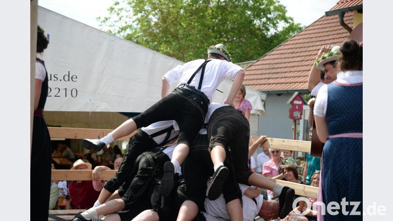 Bei der Vitus Kirwa in Ursensollen tanzten heuer elf Paare um den Baum. Als neues Oberkirwapaar wurden Michael Scheffmann und Rebecca Wittmann auserwählt. brü