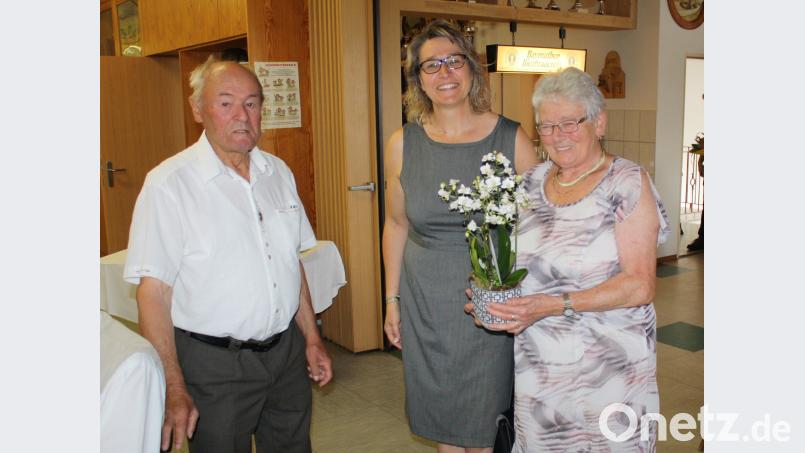 Für die Gemeinde Trabitz gratuliert Bürgermeisterin Carmen Pepiuk Edeltraud Hey zum 80. Geburstag. Links: Ehemann Anton Hey. bjp