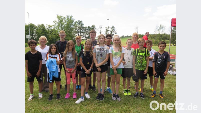 Rektorin Christine Wiesend (hinten rechts) und Birgit Emerig (hinten links) gratulieren den besten Sportlern der Mittelschule Kemnath (Klassen 5 bis 8). jzk
