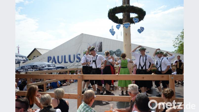 Bei der Vitus Kirwa in Ursensollen tanzten heuer elf Paare um den Baum. Als neues Oberkirwapaar wurden Michael Scheffmann und Rebecca Wittmann auserwählt. brü