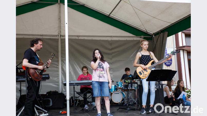 Die Jazz-Combo der Sing- und Musikschule Pfreimd unterhielt die Gäste auf dem Marktplatz in Primda. sus