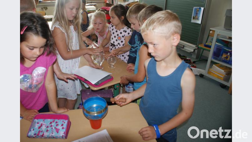 Gläser zum Klingen bringen oder beobachten, wie sich die Klangwellen in der mit Wasser gefüllten Schale bewegen: Alles probierten die Schüler der Grundschule begeistert aus. weu
