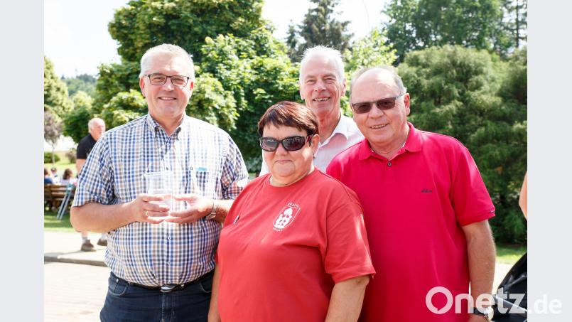 Pfreimds Bürgermeister Richard Tischler und Altbürgermeister Arnold Kimmerl (hinten, von links),  Primdas Bürgermeisterin Marie Sperkova und Altbürgermeister Miloslav Kunt genossen die Stimmung auf dem Marktplatz der tschechischen Partnerstadt. sus