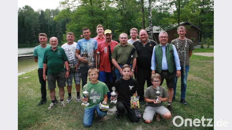 Begleitet wird das Fischerfest stets auch von einem Angelwettbewerb. Zweiter Vorsitzender Matthias Zwerenz (Fünfter von links), Hans Brosch (Zweiter von links) und Bürgermeister Toni Dutz (Zweiter von rechts) gratulierten zu den Ergebnissen. wro