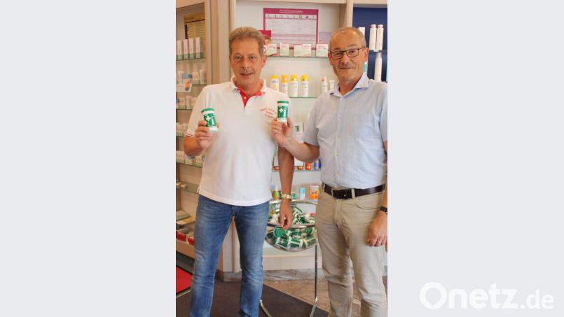Die Notfalldose-Beschaffung läuft über die Marktapotheke. Darüber informieren Stefan Kruppa (links) und  Bürgermeister Erwin Geitner. sam