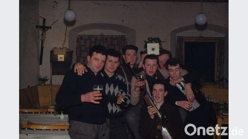 Ein Teil der jungen Burschen, die damals den Schlüsselclub mit aus der Taufe hoben: Von links Hans Bauer, Albert Ernstberger, Konrad Rosner, Konrad Männer, Emmeram Heindl, Willi Bauer und Siegfried Lindner bei einem Schießabend im Kappl-Wirtshaus. exb