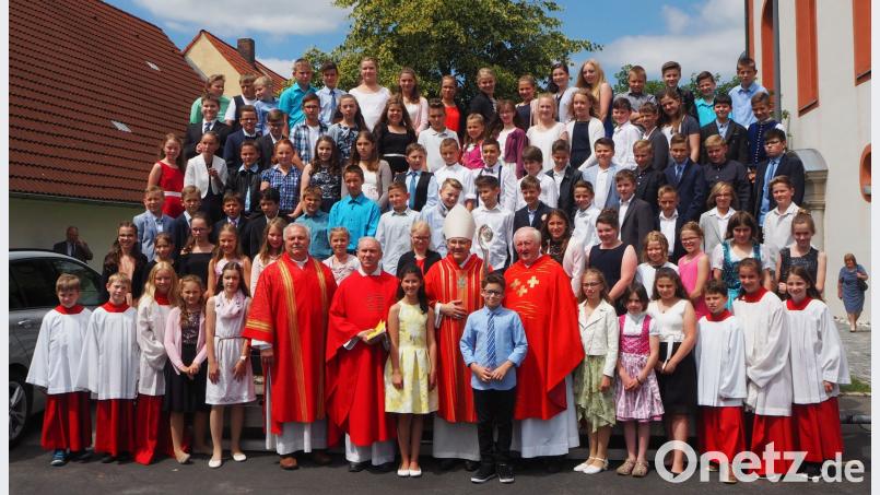 Diözesanbischof Rudolf Voderholzer spendet 85 Jugendlichen das Sakrament der Firmung. gz