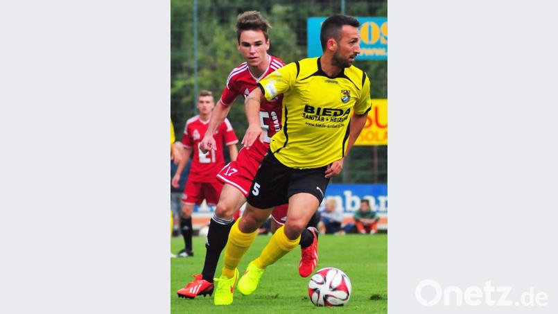 Im Trikot der DJK Ammerthal (links) erzielte Dominik Siebert in Saison 2013/14 den Bayerntreffer des Monats Mai 2014. Archivbild: lst