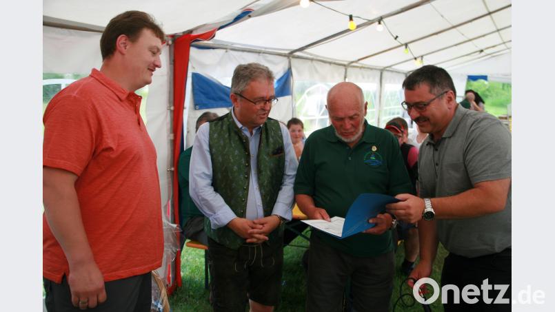 Für seine Verdienste beim Fischereiverein wurde Hans Brosch (Zweiter von rechts) die Ehrennadel in Gold verliehen. Zweiter Vorsitzender Matthias Zwerenz (links) und Bezirksvorsitzender Hans Holler (rechts) sagten Dankeschön. Ebenso gratulierte Bürgermeister Toni Dutz (Zweiter von links). wro