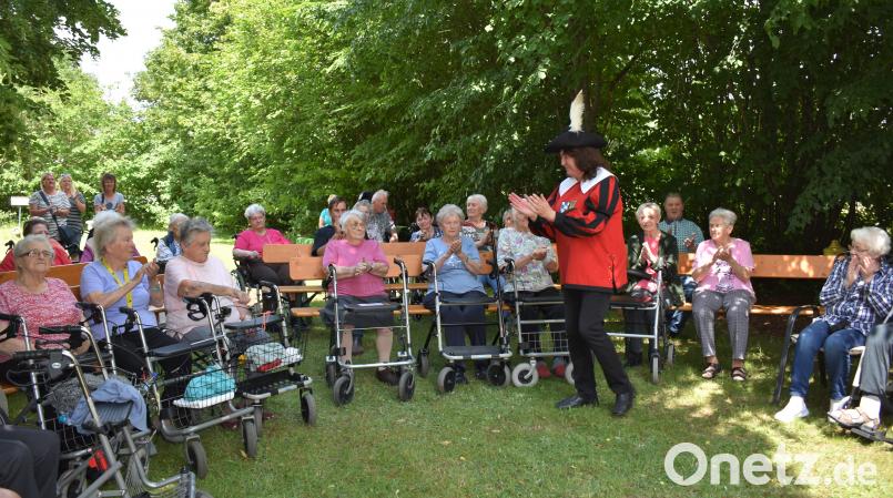 Zuerst hören die Senioren gespannt zu, doch später machen sie mit Boomwhackers auch mit. rgr