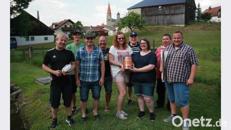 Den Sieg holte sich das Damenteam der „Allerschäinsten“, die die „Schenkerer“ (links) und „Dick und Durstig“ (rechts) an der Lehle auf die Plätze verwiesen. UBF-Vorsitzender Johann Bauer (Vierter von rechts) gratulierte den Gewinnern. wro