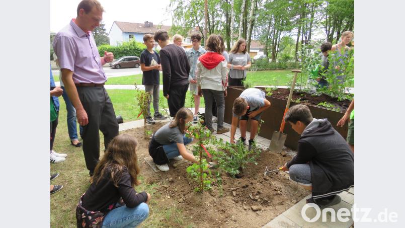 Bürgermeister Ernst Schicketanz freute sich dass die Schüler mit viel Engagement bei der Sache waren Adam, Johann [ADJ]