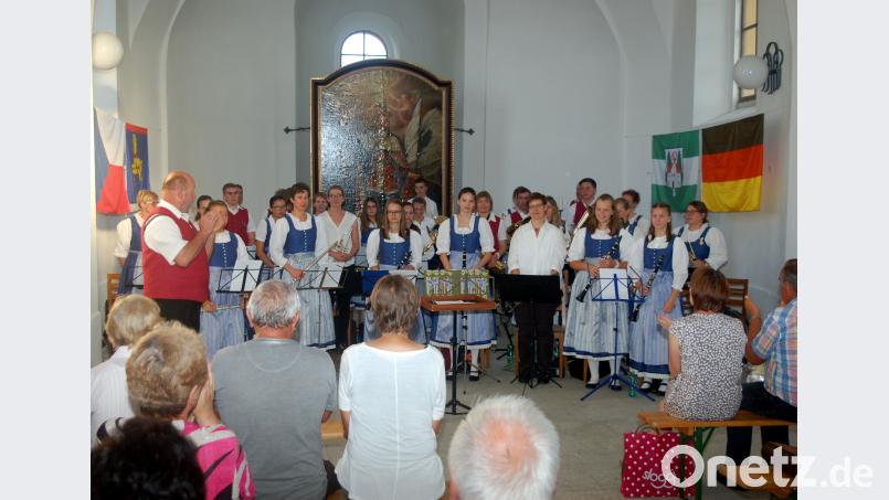 Am Ende der Serenade gibt es verdienten Applaus für die Musiker. fjo