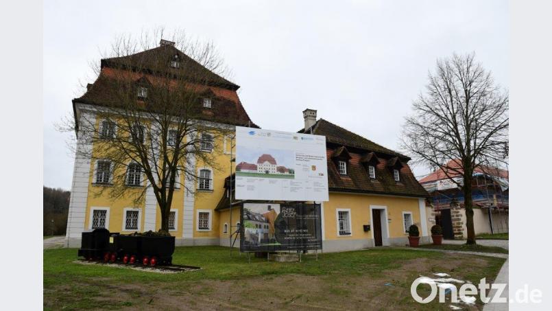 Das Kulturschloss in Theuern (Kreis Amberg-Sulzbach) wird in mehreren Bauabschnitten saniert. Vom Bezirk gibt es jetzt dafür 100 000 Euro. Petra Hartl