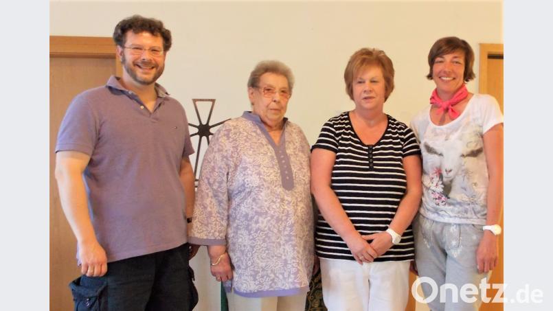 Barbara Hößl (Zweite von rechts) wird von Pfarrer  André Fischer (von links) und Inge Gruschwitz nach 29 Jahren ehrenamtlicher Arbeit beim Seniorendienstagsclub verabschiedet. Mit auf dem Bild ist ihre Nachfolgerin Kirstin Armann (rechts). rgr