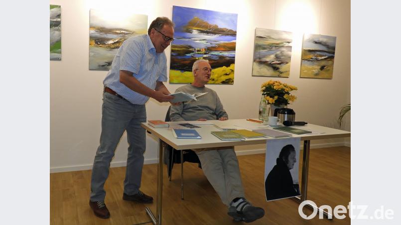 Über eine erfolgreiche Lesung aus Büchern von Franz Joachim Behnisch freuten sich Kulturkreischef Franz Hermann Beckmann (links) und Kunstvereinsvorsitzender Wolfgang Herzer. Winkler, Silke