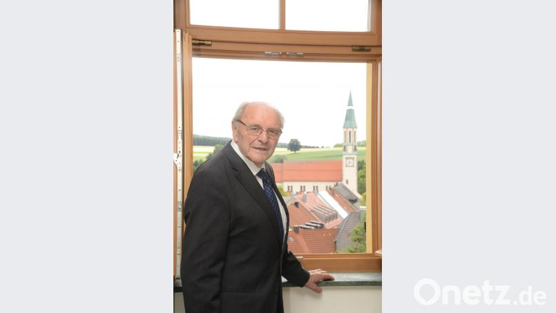 Pater Reinhold Schmitt genießt jeden Tag den Ausblick vom Kreuzberg auf die Stadt. bey