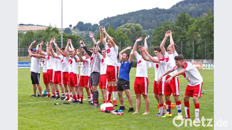 Das A-Team Schwarzhofens bedankt sich bei den mitgereisten Fans mit einer La-Ola-Welle Guenter Uschold