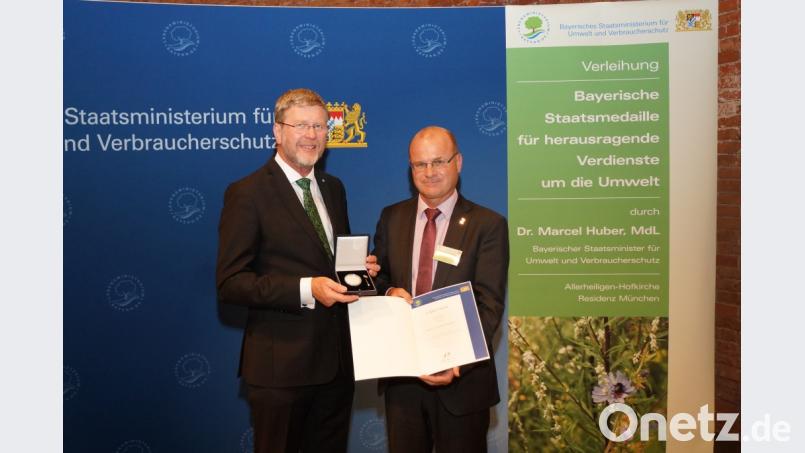 Aus der Hand von Minister Marcel Huber erhielt Norbert Schäffer (rechts) in München die bayerische Umweltmedaille Bild: Ralf Armbrecht/StMUV