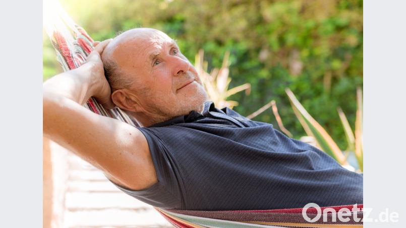 Nicht immer nur an morgen oder gestern denken! Es macht glücklicher, im Hier und Jetzt zu leben. Bild: stock.adobe.com/detailblick-foto