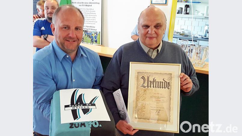 Der designierte SpVgg-SV-Vorsitzende Michael Kurz (links) überreichte Willi Hagn eine Torte und die Urkunde zur Ehrenmitgliedschaft. exb/SpVgg SV