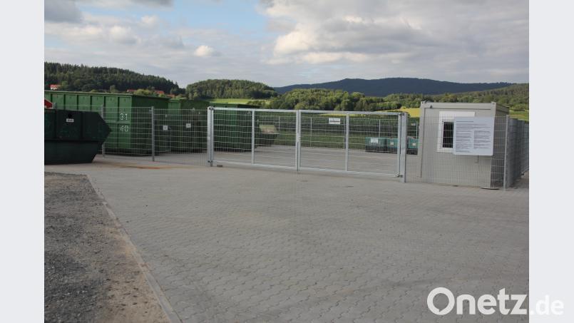 Obwohl den Bürgern der Region mit dem Recyclinghof alle Möglichkeiten der Abfallentsorgung geboten werden, gibt es noch immer einige Unvernünftige, die außerhalb der Öffnungszeiten Siloplanen über den Zaun werfen, die dort nicht abgeliefert werden dürfen. frd